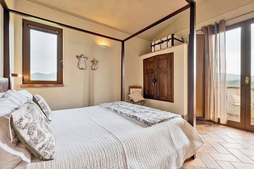 Spacious 10-bedroom villa in awesome Vinci with Ac in Vinci, Florence Province