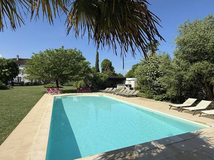 Location de vacances pour 15 personnes, avec Terrasse et Jardin ainsi que Piscine et Vue à Saint-Palais-du-Né
