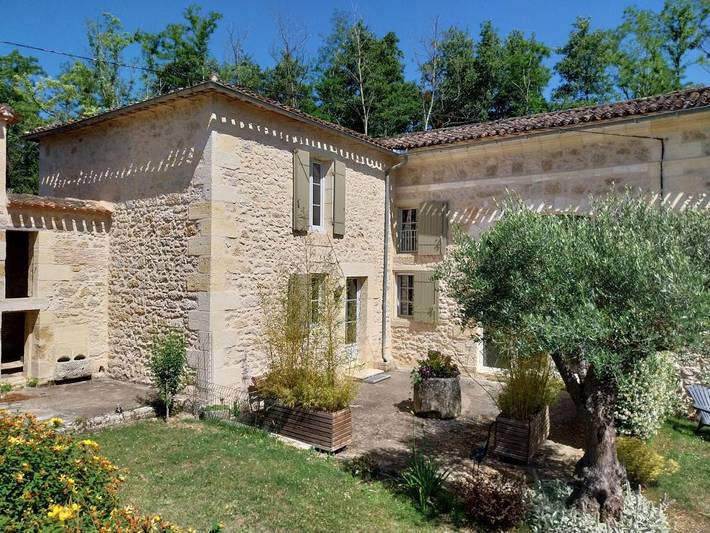 Location de vacances pour 6 personnes, avec Terrasse et Jardin ainsi que Piscine et Vue à Faleyras