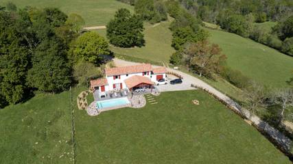 Gîte pour 4 personnes, avec piscine et jacuzzi ainsi que terrasse et sauna, animaux acceptés en Pyrénées-Atlantiques