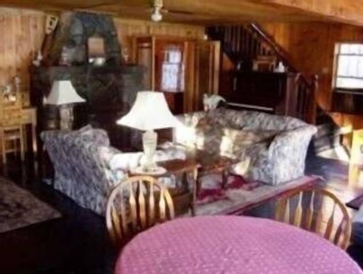 Vacation rental for 14 people, with yard and hot tub, with pets in Lake Wallenpaupack