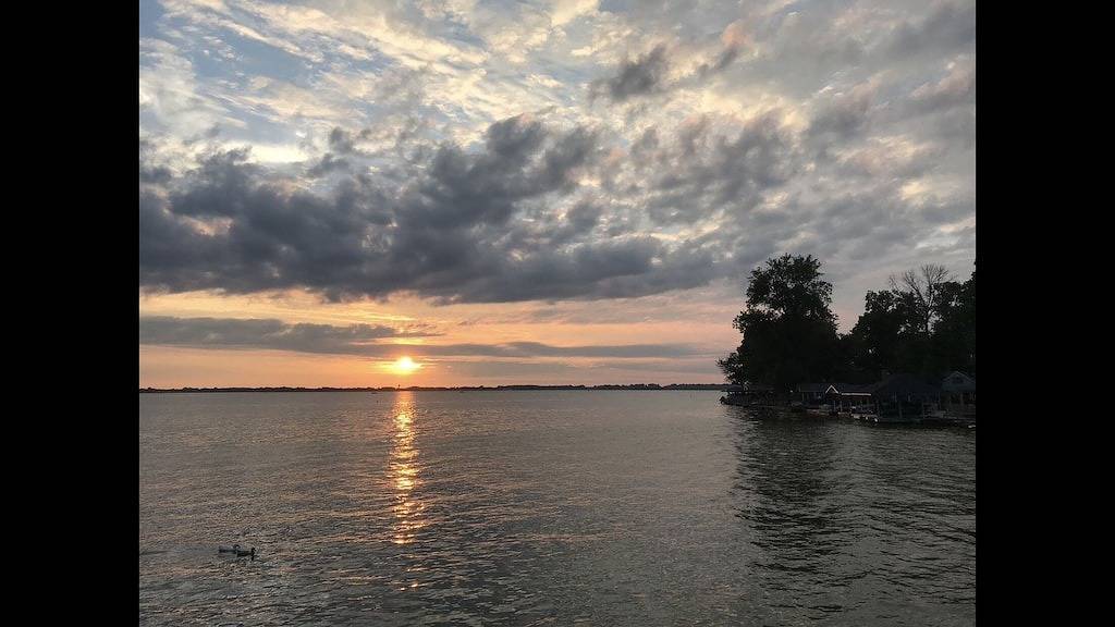 • Waddle Inn • Luxus Cottage auf Tecumseh Island! Rundes Offenes Jahr in Stokes Township, Indian Lake