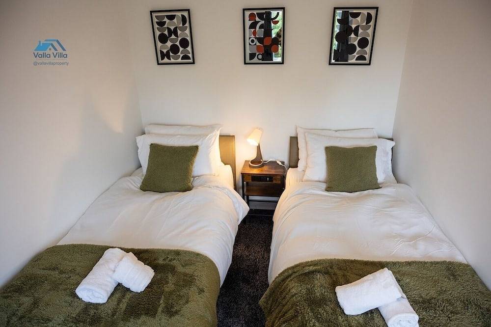 The Pines Villa 14 | Spacious 3Br | Cinema, Games & Ev | Parking | Sleeps 10+ in Northampton, Northamptonshire