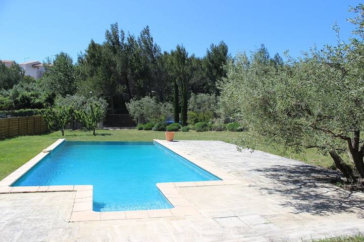 Location de vacances pour 4 personnes, avec Terrasse ainsi que Jardin et Piscine à Aramon