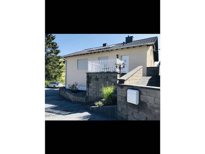 Ferienhaus für 6 Personen, mit Balkon und Terrasse sowie Whirlpool und Garten in Gerolstein
