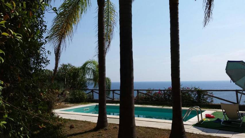Ferienwohnung für 3 Personen, mit Balkon und Terrasse sowie Pool und Ausblick