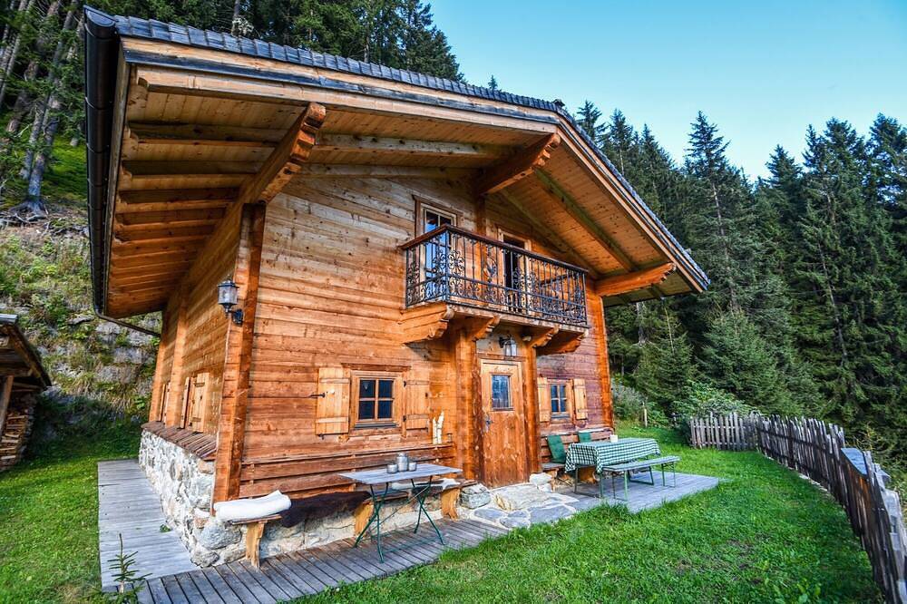 Gemütliche Vollholz Almhütte in den Zillertaler Alpen in Tuxer Alpen, Hippach