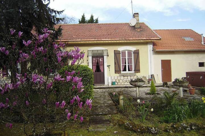 Gîte pour 6 personnes, avec jardin ainsi que jacuzzi et terrasse, animaux acceptés à Gabarret