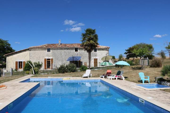Location de vacances pour 4 personnes, avec bassin pour enfant et vue ainsi que jardin et piscine à Blanzaguet-Saint-Cybard