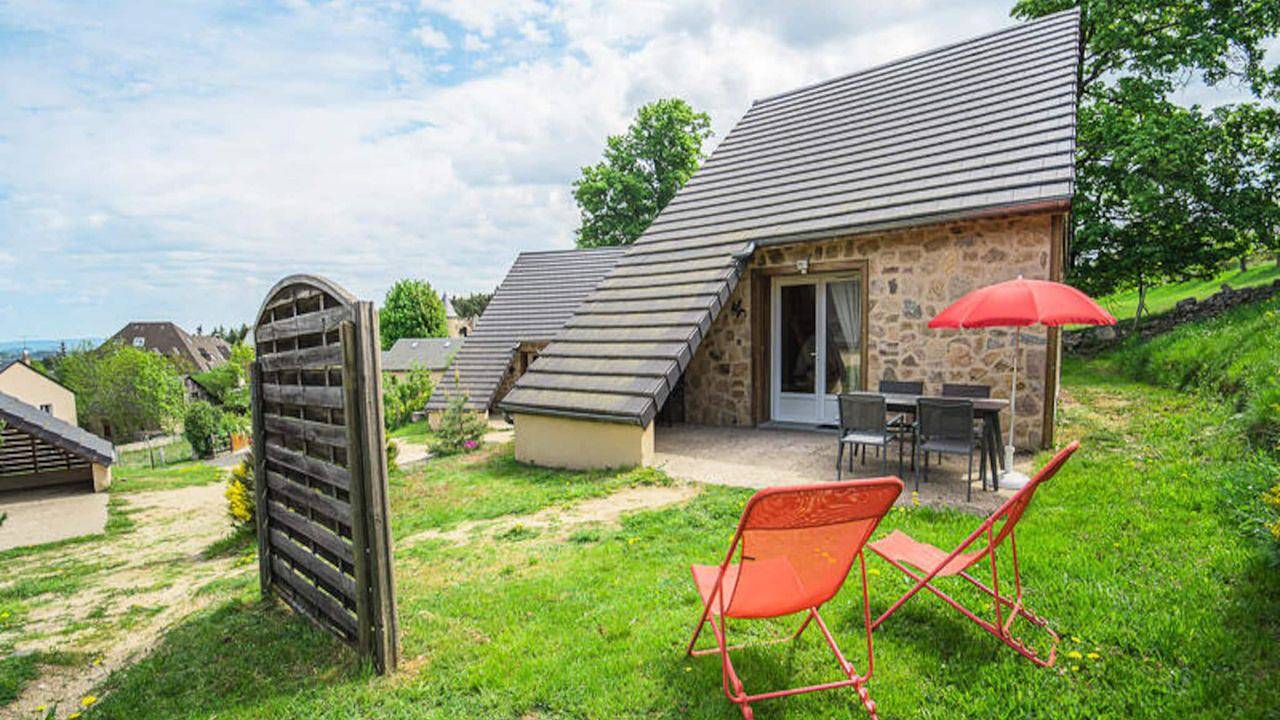 Apartamento vacacional entero, Acogedor apartamento con terraza, TV y secadora in Peyre-en-Aubrac, Región de Mende