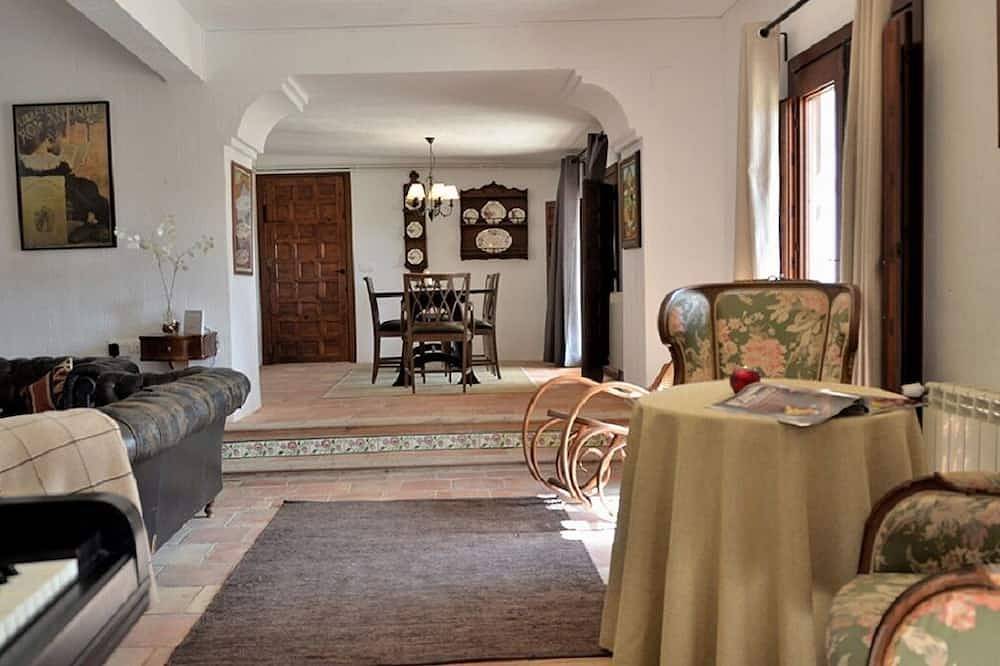 Charming rural house with swimming pool for groups in Cuenca in Valdetórtola, Cuenca Provinz