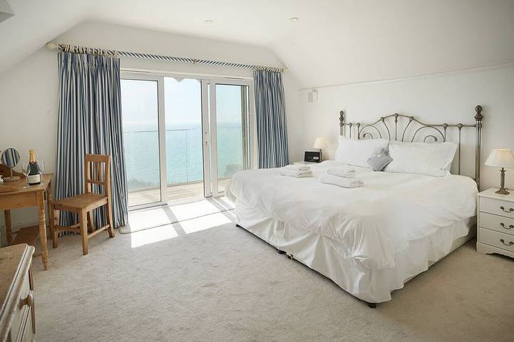 Beach View befindet sich in einer atemberaubenden Lage am Meer in Southbourne, einer erstklassigen Lage mit einer wunderschönen Küstenlandschaft. Erfahren Sie hier mehr über dieses Ferienhaus. in Bournemouth, Südwestengland