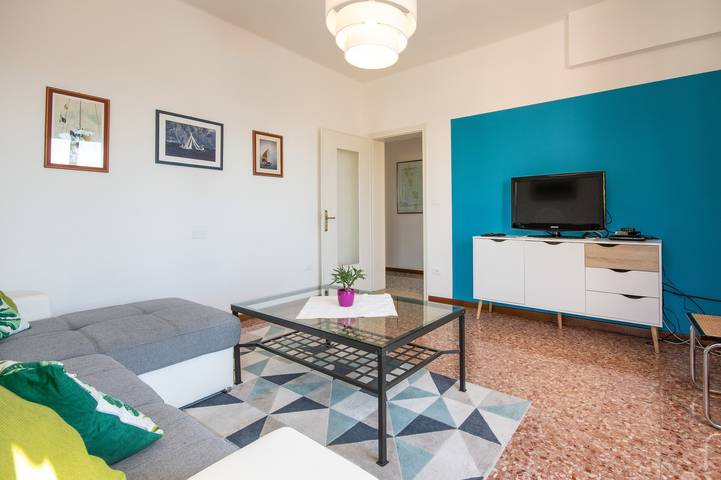 Ganze Wohnung, Farbenfrohe Ferienwohnung „Le Vele“ in zentraler Lage in Garda, Gardasee-Berge
