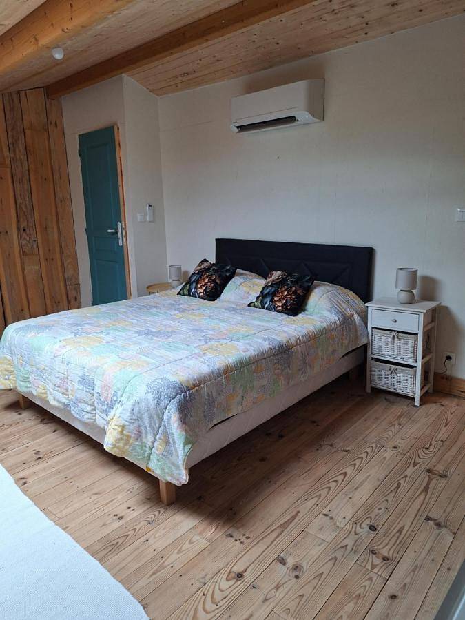 Gîte pour 12 personnes, avec jardin, adapté aux familles à Pommiers-Moulons