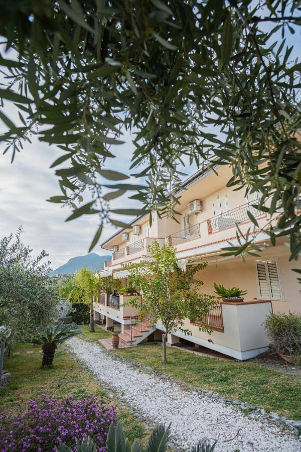 B&b per 2 persone, con Terrazza e Giardino nonché Panorama a Tortora Marina