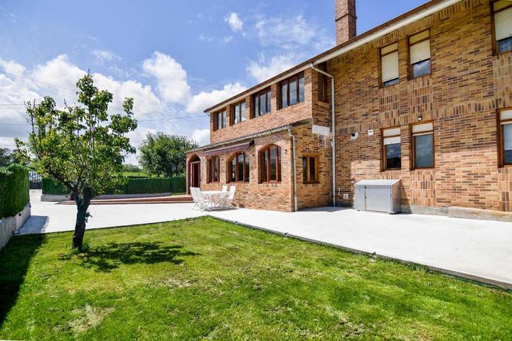 Apartamento para 12 personas, con Terraza y Jardín además de Piscina y Vistas en Entrambasaguas