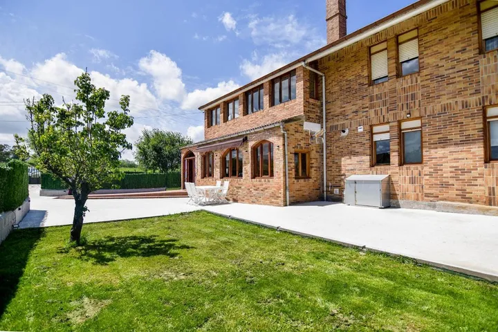 Ferienhaus für 12 Personen, mit Ausblick und Garten sowie Pool, mit Haustier - 1