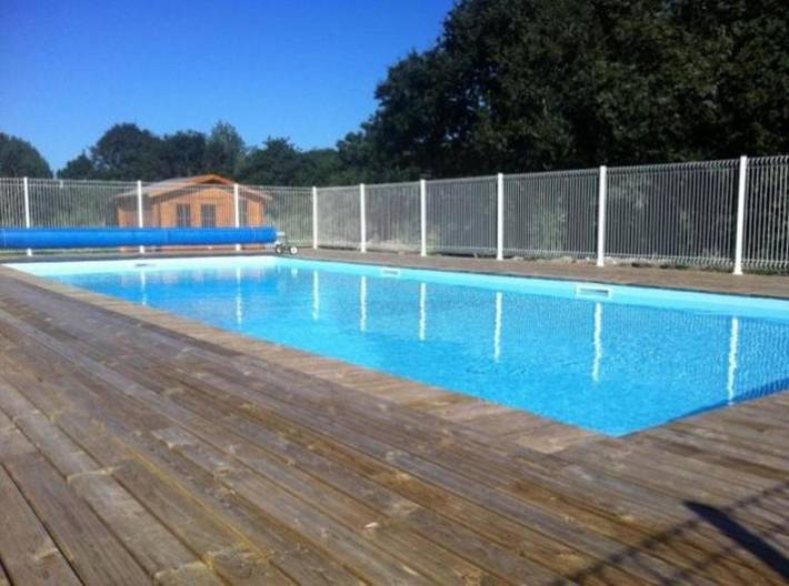 Chalet pour 4 personnes, avec jardin ainsi que piscine et terrasse