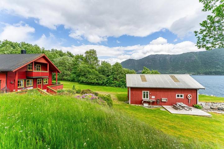 Ferienhaus für 6 Personen, mit Balkon und Terrasse sowie Garten und Seeblick