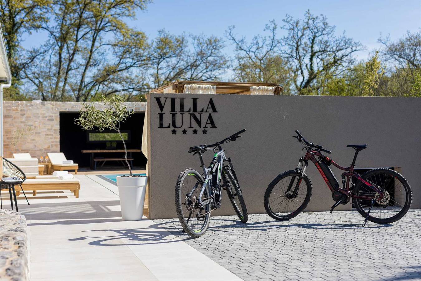 Villa Luna mit beheiztem Pool & E-Bikes in Županje, Polje