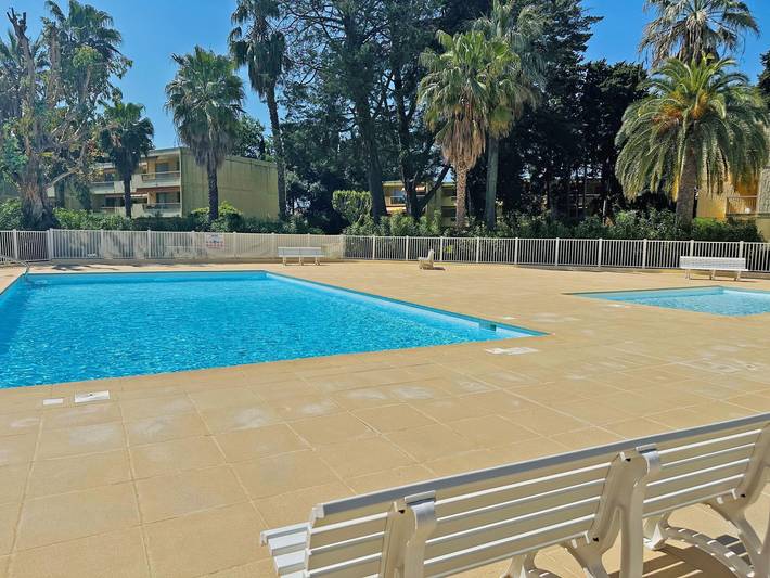 Entire apartment, Luxury apartment on the G.F with communal pool in Antibes, Mediterranean Coast (France)