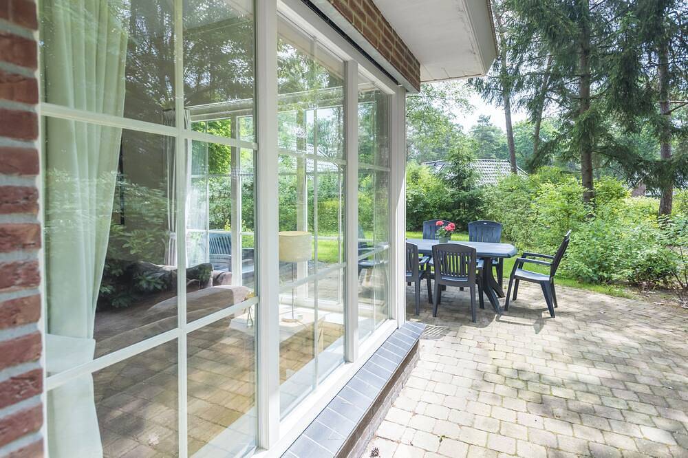 Een ruim en plezierig huis in de bossen van Beekbergen. Free Wifi. in Beekbergen, Veluwe