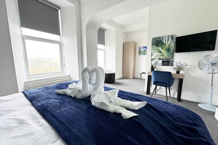Spectacular beach front luxury house, sleeps 22+ in Bude, Cornwall