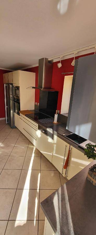 Appartement entier, Three-Bedroom Apartment in Pierrelatte, Région de nyons