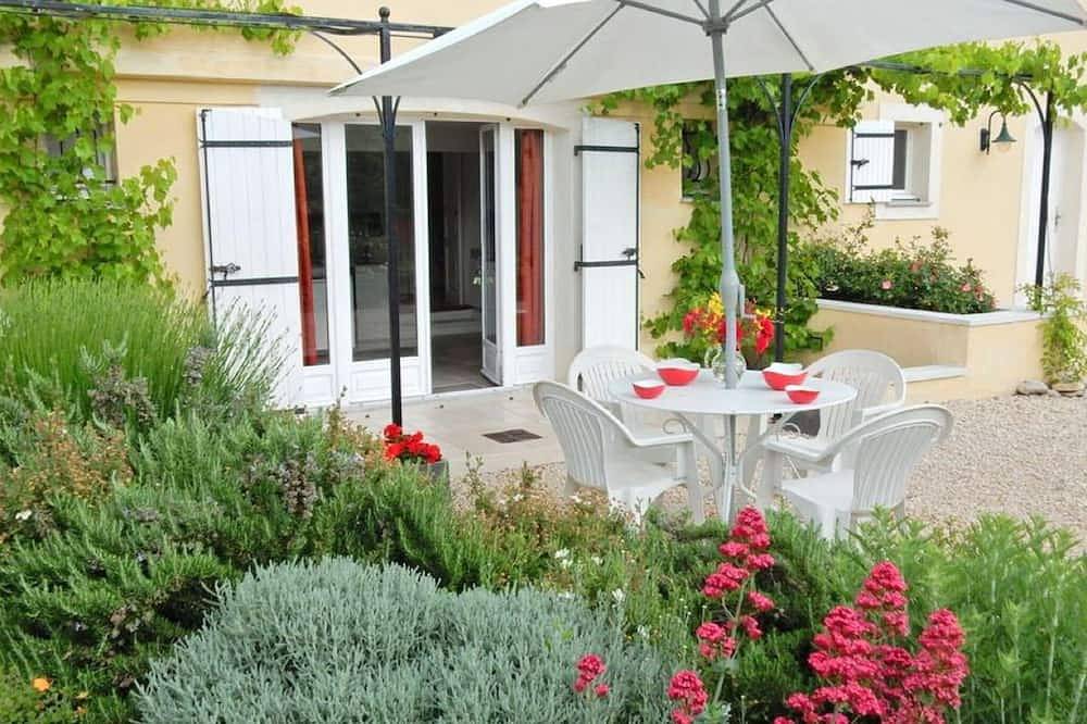 Entire apartment, Modern Terrace Stay Montbrun in Montbrun-les-Bains, Nyons region