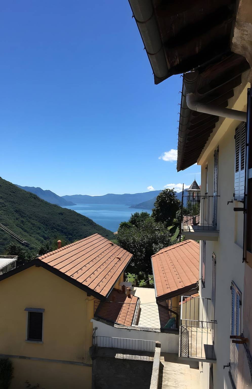Ganze Wohnung, Artist Lake House mit Panoramablick, Seesicht, privater Terrasse und Wlan in Garabiolo, Maccagno con Pino e Veddasca