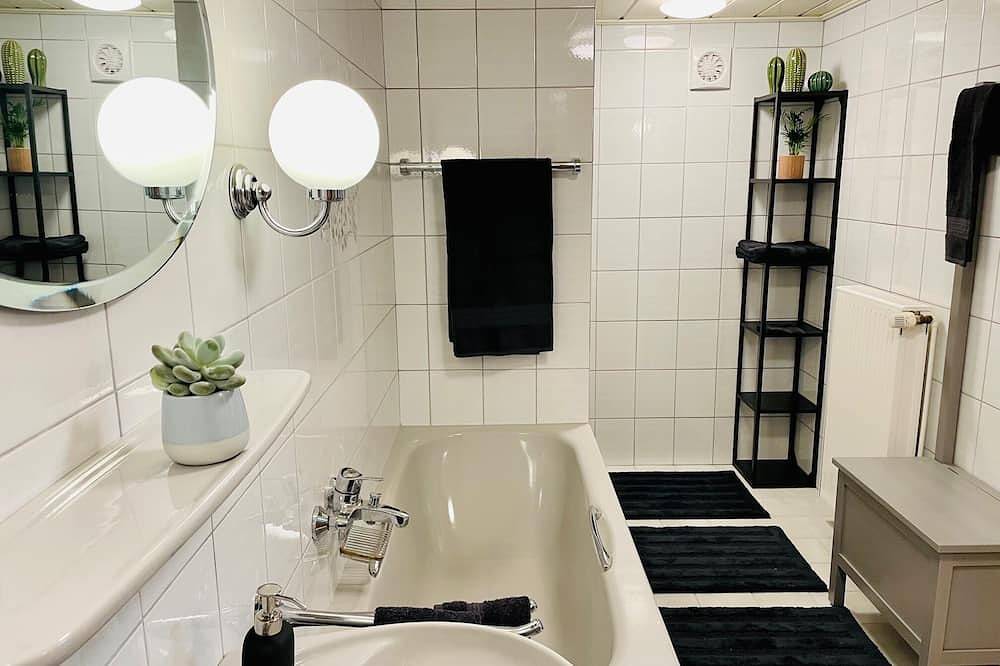 Ganze Wohnung, Furnished apartment with garden use and parking space in Moers, Niederrhein