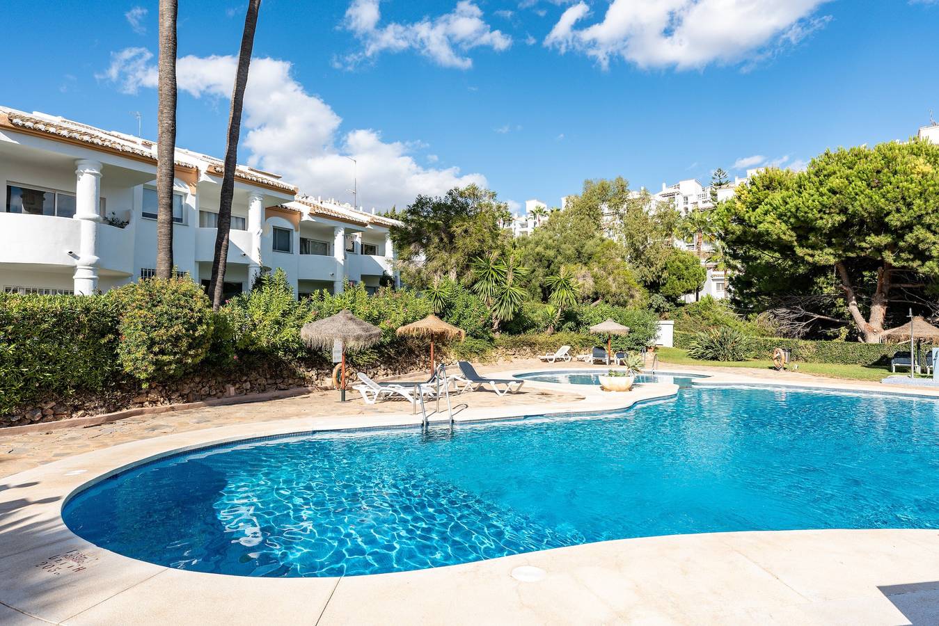 Appartement entier, Appartement de vacances "Casa Feliz" avec piscine partagée, terrasse privée et Wi-Fi in Sitio de Calahonda, Mijas
