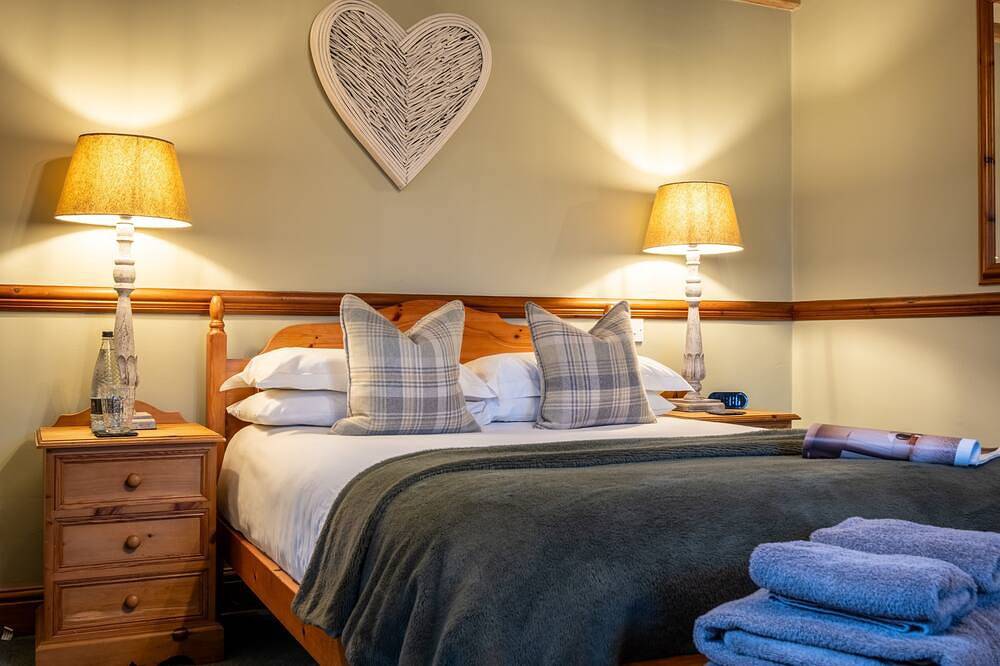 Smithy Cottage - sleeps 6, dog friendly, central in Hawkshead with parking in Hawkshead, Lake District