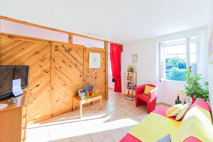 Gîte pour 3 personnes, avec piscine et terrasse dans Largentière - 2