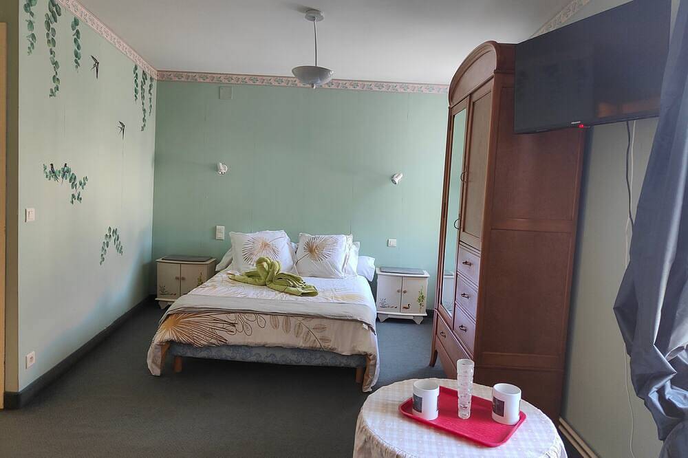 Entire apartment, “Domaine du Chêne” Room with Shared Terrace, Balcony & Wi-Fi in La Vôge-les-Bains, Épinal region