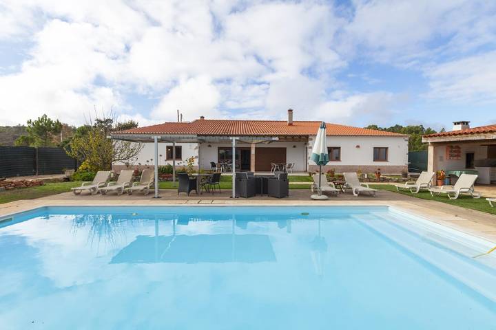 Gîte pour 4 personnes, avec Terrasse ainsi que Jardin et Piscine à Aljezur