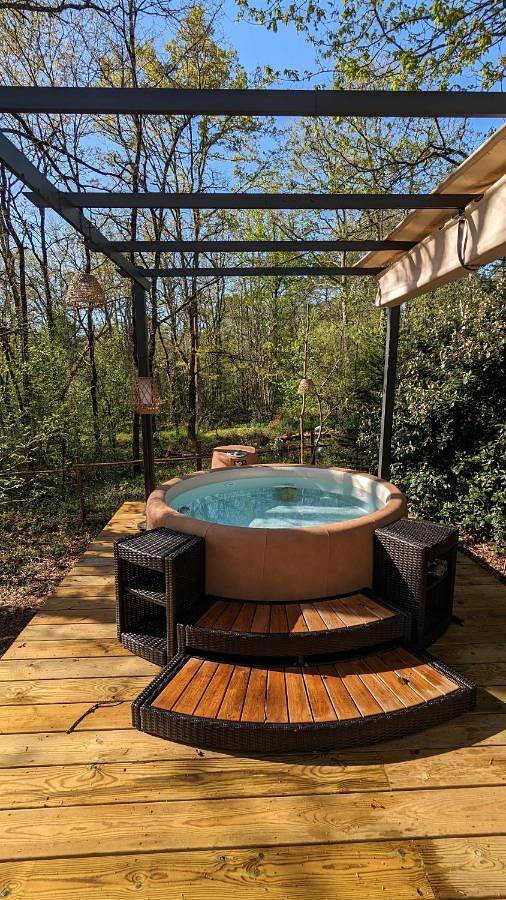 Chalet pour 4 personnes, avec piscine ainsi que terrasse et jacuzzi