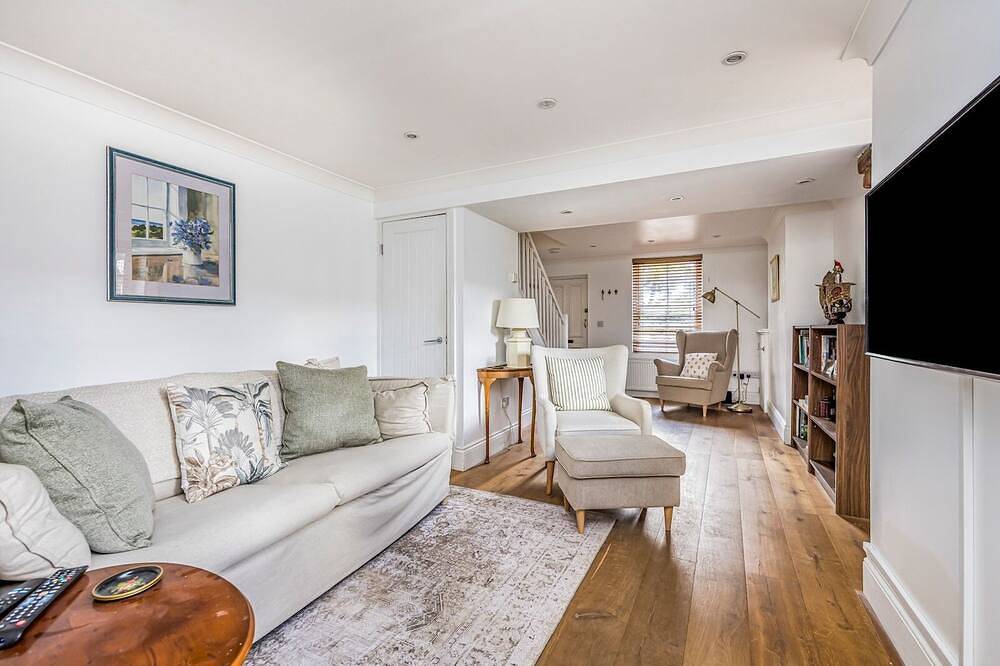 Charming Chichester Home w Garden | Pass The Keys in Chichester, West Sussex