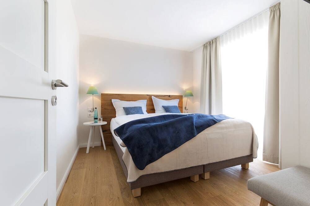 Morsezeichen - das Atelierhaus unter Reet für bis zu 8 Personen mit Wildwiesenbl in Geltinger Birk, Nieby