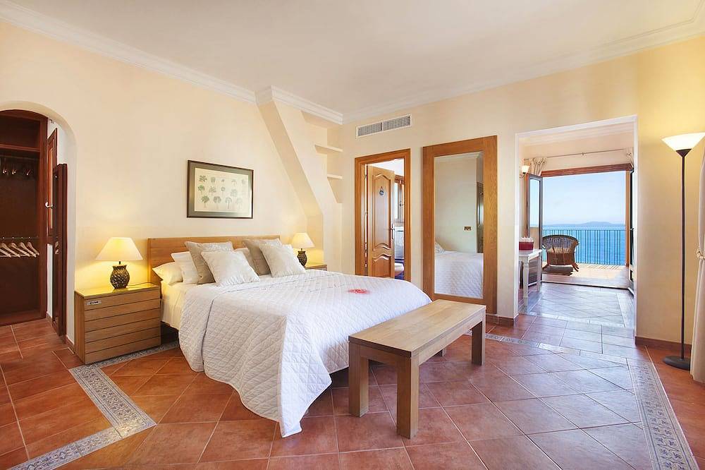 Sea Front, Beach 5 mins, Large Heated Jacuzzi , 2 Wifis, Games / Meeting Lounge in Cala Vinyes, Calvià