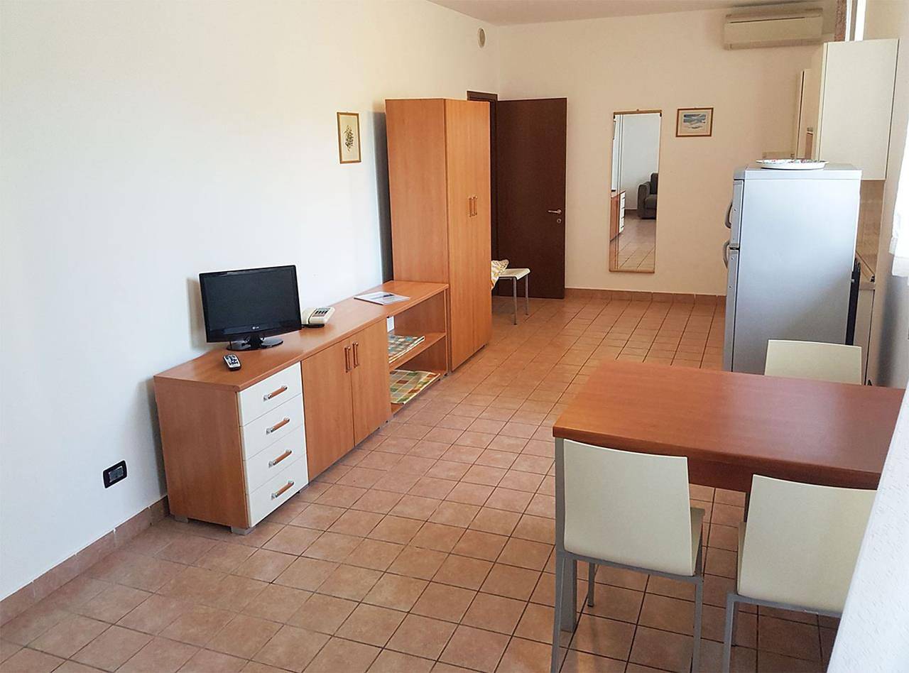 Apartamento entero, Residenz Primera Zweizimmer-Wohnung Tipo D2 sous Terrain für 4 Personen in Manerba del Garda, Montañas Garda