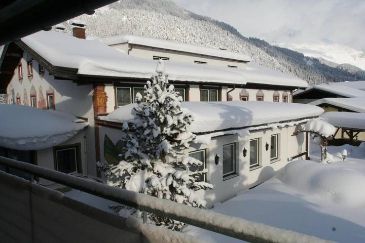 Hotel für 3 Personen, mit Balkon und Terrasse sowie Garten und Sauna in Bach