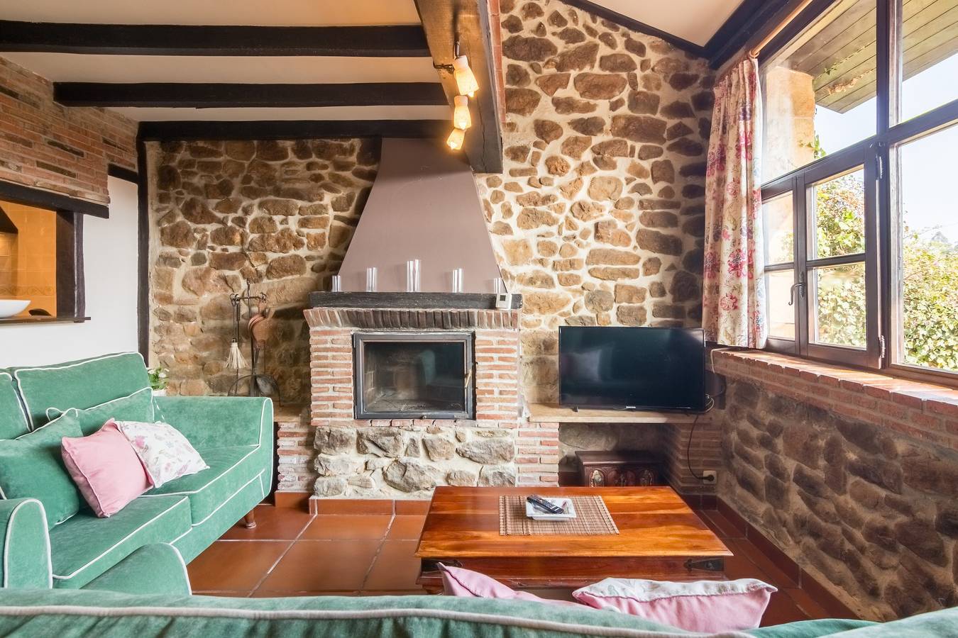 La casa del medio con jardin compartido en pleno corazón de Cantabria in San Vicente de la Barquera, Costa de Cantabria