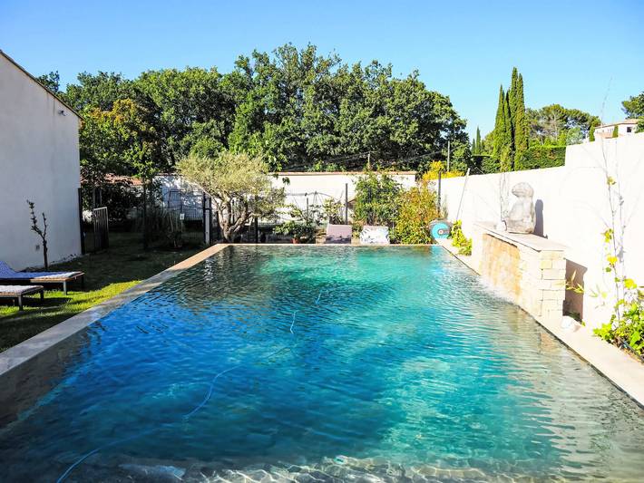 Gîte pour 3 personnes, avec Terrasse ainsi que Jardin et Piscine à Vernègues