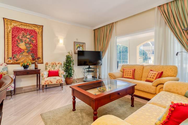 Ganze Wohnung, Ferienwohnung 'Hacienda Playa' mit Gemeinschaftspool, Wi-Fi und Klimaanlage in Marbella Ost, Marbella