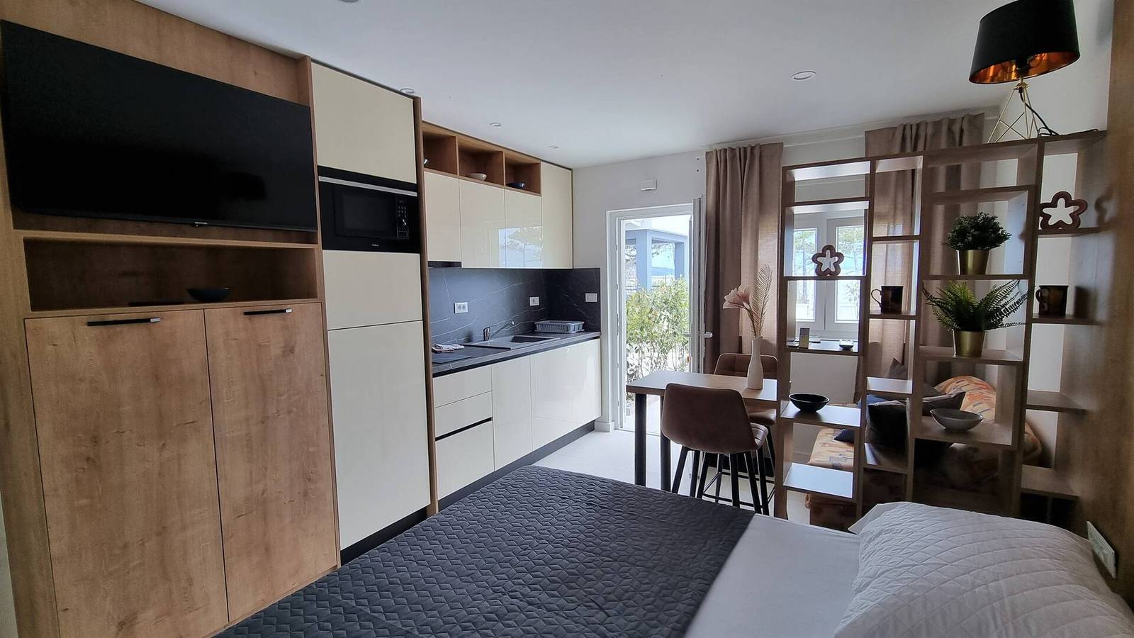 Ganze Wohnung, Luxusapartment Punta Silo - Studio, 30 m vom Meer, Meerblick, Swimmingpool, Außendusche, Smart-Tv, Waschraum, privater Parkplatz in Silo (Krk), Krk