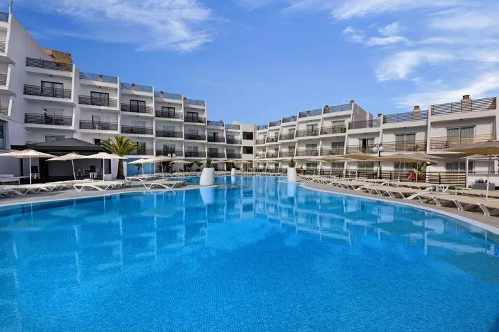 Hotel para 2 personas, con piscina además de jardín y piscina para niños - 1