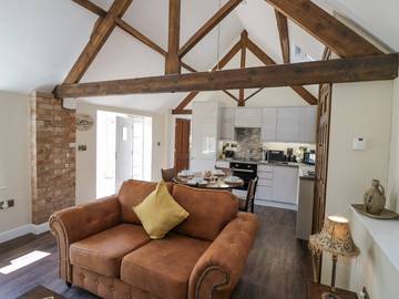 Log Cabin for 4 People in Hinckley and Bosworth, Leicestershire, Photo 4