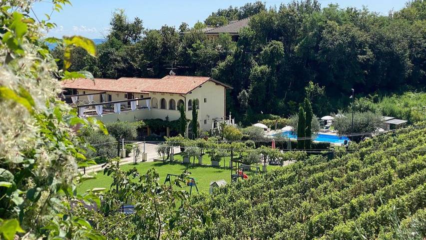 Location de vacances pour 2 personnes, avec jardin et vue ainsi que piscine et vue sur le lac dans Castello (Puegnago sul Garda) - 3