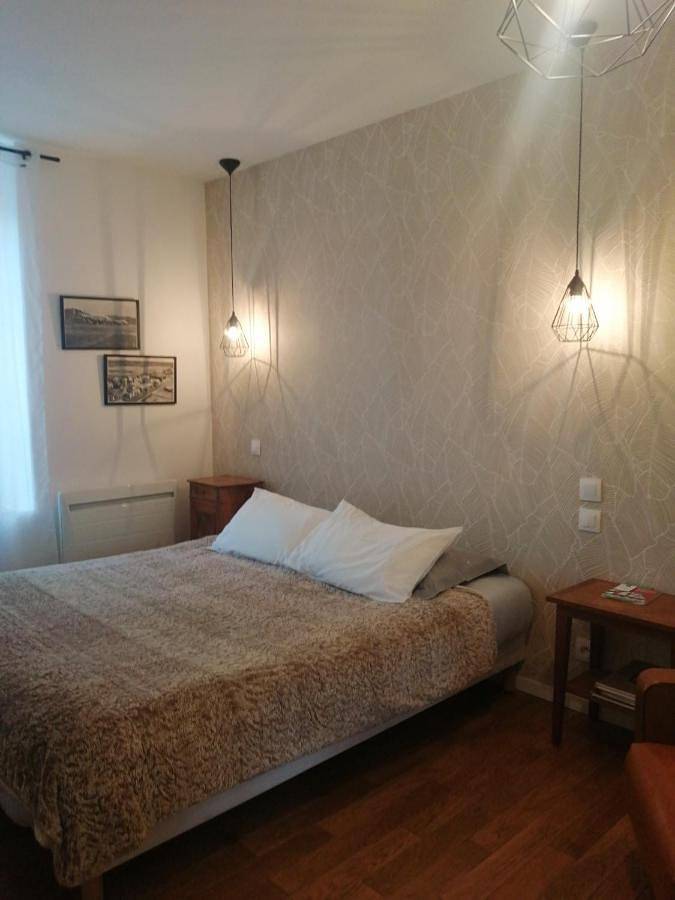 Double Room with Private Bathroom in Lesneven, Région de Brest